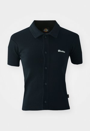 Juoda polo marškinėliai pagaminti iš šonkaulinės medžiagos. Turi trumpas rankoves, apykaklę ir mygtukų sagstymo juostą su balta išsiuvinėta logo ant krūtinės.