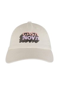 Bēšs kokvilnas cepure ar izliekto maliņu, ar izšūtu "CASA NOVA" logotipu pasteļrozā un purpura krāsās priekšpusē.