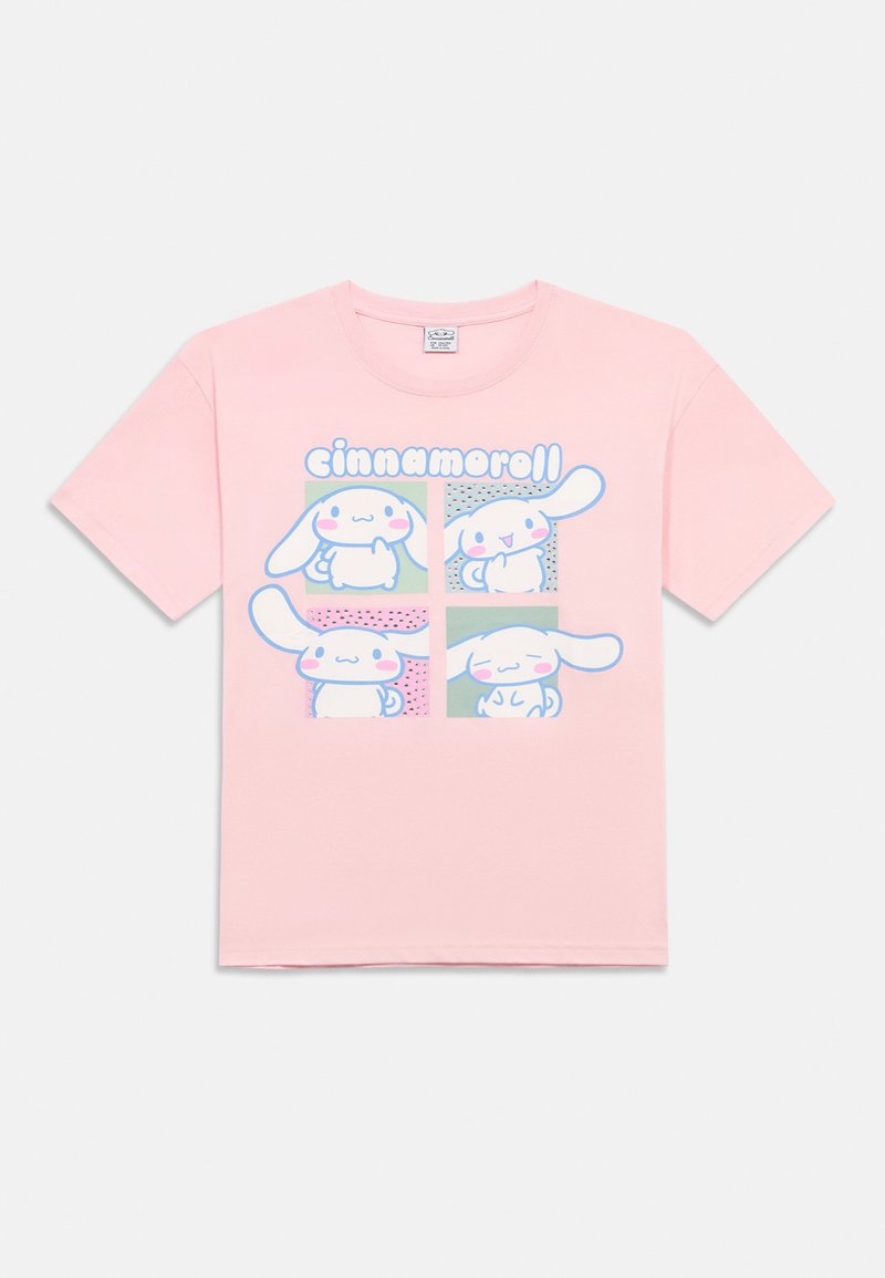 Vaaleanpunainen T-paita, jossa on neljä pastelliväristä Cinnamoroll-hahmoa eri ilmeillä ja sana "cinnamoroll" yläpuolella.