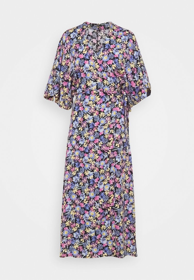 Blommig omlottklänning med svart bakgrund och blommor i rosa, lila, blått och gult. Lös passform med korta ärmar och V-ringning.
