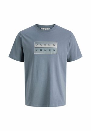 Blå kortærmet bomuld T-shirt med et rektangulært logo-patch på brystet med teksten "JACK & JONES" med store bogstaver.