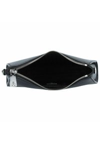 Clutch in pelle nera con esterno testurizzato. La chiusura a zip rivela un interno nero e dettagli in metallo argentato. Forma compatta e rettangolare.
