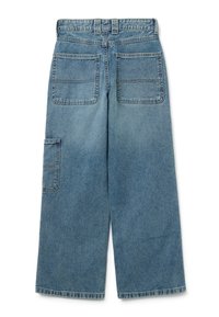 Pantalones vaqueros de pierna ancha en azul claro con un acabado ligeramente desgastado, que cuentan con dos bolsillos traseros y un bolsillo lateral.