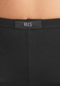 Čierne bavlnené šortky s hladkou textúrou, ktoré majú prešitý pás so štítkom označeným "H.I.S." a rovný strih.