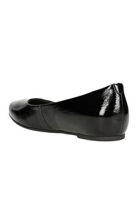 Czarne lakierowane baletki z okrągłym noskiem i gładkim, błyszczącym wykończeniem. Starannie zaprojektowane z subtelnymi detalami w przeszyciach.