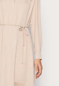 Calvin Klein OPEN NECK DRESS - Vestido de dia - moccasin