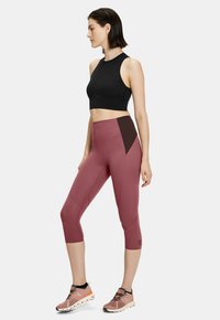 On - MOVEMENT CROP - Top - black Thumbnail Image 1