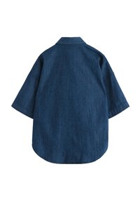 Denimskjorte i mørkeblå med krave, korte ærmer og afrundet hæm. Materialet har en glat, let struktureret finish.
