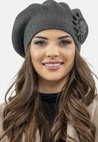 Szürke gyapjú beret, virágos díszítéssel és rhinestone-okkal. Puha tapintás, kerek forma és laza dizájn a kényelmes illeszkedésért.