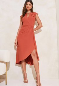 Lipsy SHORT SLEEVE KEYHOLE REGULAR FIT - Freizeitkleid - orange