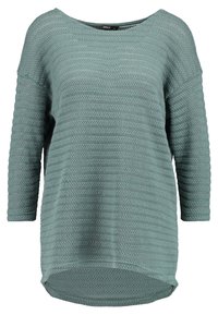 Ljus teal tröja med en lös passform, som har ett texturerat randmönster och en vid rund halsringning. Långa ärmar och en hög-låg fålldesign.