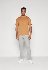 Champion ICONS CREWNECK WITH SMALL LOGO - Nyomott mintás póló - brown