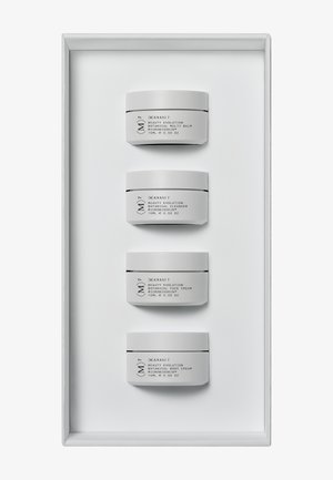 Fire hvide krukker med grå tekst mærket som botaniske skønhedsprodukter, arrangeret lodret på en hvid baggrund. Hver krukke indeholder 15 mL.