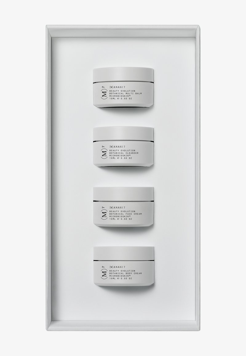 Quatre pots blancs avec texte gris étiquetés comme produits de beauté botaniques, disposés verticalement sur un fond blanc. Chaque pot contient 15 mL.