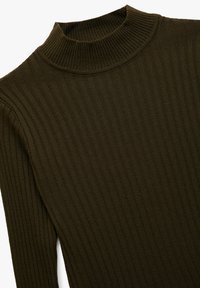 Rippstrick-Olivgrüner Pullover mit Stehkragen und langen Ärmeln, flach auf einem weißen Hintergrund präsentiert.
