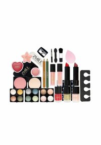 Kosmetikset som inkluderar läppstift, nagellack, ögonskuggspaletter och applicatorer i olika färger och ytor, arrangerade på en vit bakgrund.