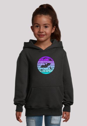 Schwarzer Hoodie mit einer Fronttasche, der ein rundes Grafikdesign in lila und blauen Streifen mit weltraumthemed Motiven zeigt. Aus Baumwollmaterial.