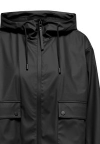 Veste noire imperméable avec capuche, dotée d'une fermeture éclair centrale, de deux poches avant avec rabats à bouton, d'une texture lisse et d'un cordon de serrage ajustable.