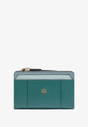Compact portemonnee met lederen panelen in turquoise, lichtblauw en grijs, gouden logo-embleem en ritssluiting aan de bovenkant tegen een witte achtergrond.