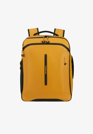 Sac à dos jaune avec des accents noirs, fabriqué en matériau lisse. Dispose de bretelles doubles, d'une poignée supérieure et de plusieurs compartiments zippés.