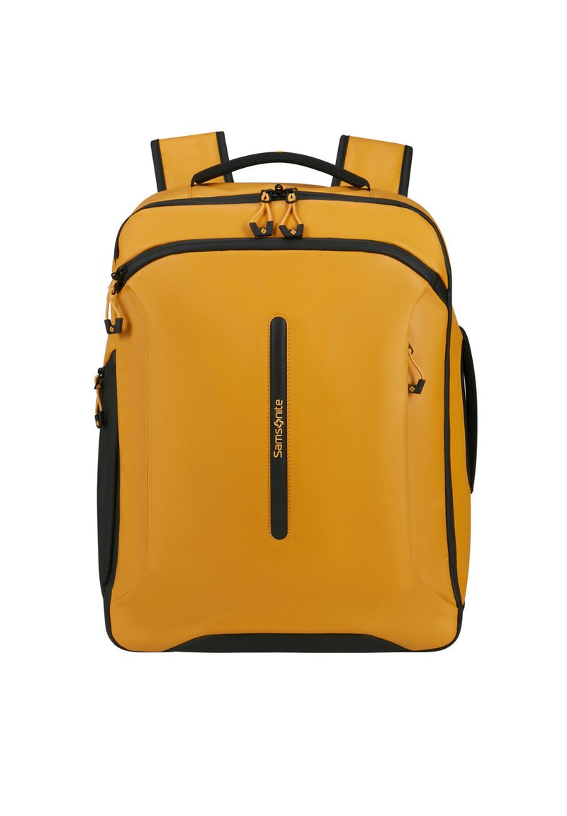 Sac à dos jaune avec des accents noirs, fabriqué en matériau lisse. Dispose de bretelles doubles, d'une poignée supérieure et de plusieurs compartiments zippés.