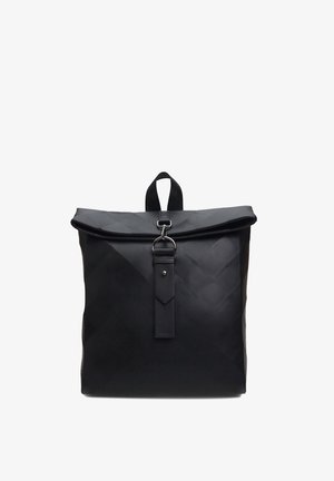 Crna ruksak izrađena od teksturiranog, izdržljivog materijala. Ima preklopni gornji deo, metalne detalje i ravnu ručku za lako nošenje.