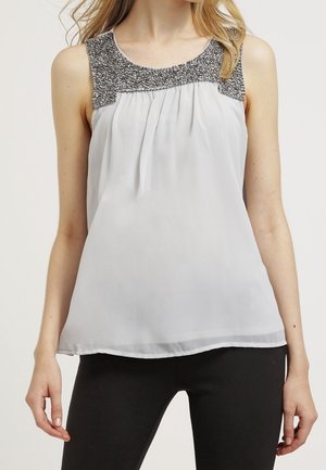 Bílé bezrukávové tričko s plisovaným předním dílem a texturovaným šedým korálkovým výstřihem. Materiál je lehký a vzdušný, s hladkým povrchem.