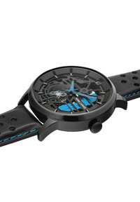 Montre avec cadran squelettique noir et accents bleus, dotée d'un bracelet en cuir noir texturé et d'un boîtier noir poli. Aiguilles des heures et des minutes détaillées.