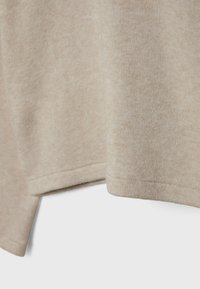 Beige Baumwoll-T-Shirt mit einer strukturierten Stoffoberfläche. Verfügt über einen runden Ausschnitt und einen asymmetrischen Saum für eine moderne Silhouette.