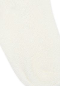 Calzini bianchi alla caviglia realizzati in un tessuto morbido e liscio. Presentano una texture uniforme e discreta, senza motivi o dettagli.
