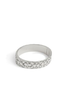 Silverarmband med cirkulära utskärningar och slät yta, med små detaljer som förhöjer dess mönstrade design.
