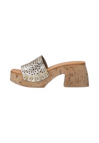Corken platform slid sandaal met een metallic zilveren, geperforeerde bovenkant en goudkleurige studs langs de basis, met een chunky hakontwerp.