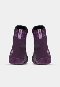 Lilla spordijalatsid võrgust pealsega, kummist tallaga ja siksakmustrilise tallaga. Kontsal on logo ja kaubamärgi nimi.