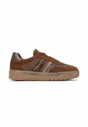 Brązowy zamszowy sneaker z sznurowanym przodem, metalicznymi i zwierzęcymi wzorami na bokach oraz grubą beżową gumową podeszwą, widziany z boku.