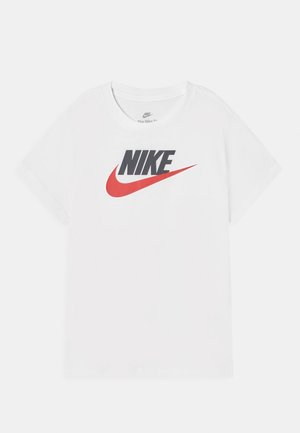 Biały krótkim rękawem T-shirt Nike z czarnym tekstem "NIKE" i czerwonym logo Swoosh na środku klatki piersiowej.