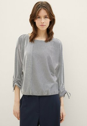 Lichtgrijze gestreepte blouse met driekwartmouwen, afgerond bij de polsen. Zachte stof met een relaxte pasvorm en een vierkante halslijn.