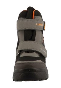 Šedá turistická bota s černým svrškem, zdobená oranžovými akcenty, suchými zipy a texturovanou podrážkou, navržená pro odolnost a podporu.