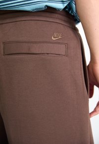 Nike Sportswear TAILORED - Treniņtērpa apakšdaļas - baroque brown/(baroque brown)