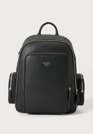 Rucsac negru cu fermoare argintii, buzunare frontale și laterale și un mic logo argintiu Armani cu vultur pe centrul din față.
