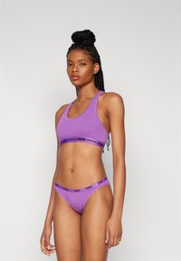 Puma WOMEN RACER BACK HANG - Grudnjak - purple