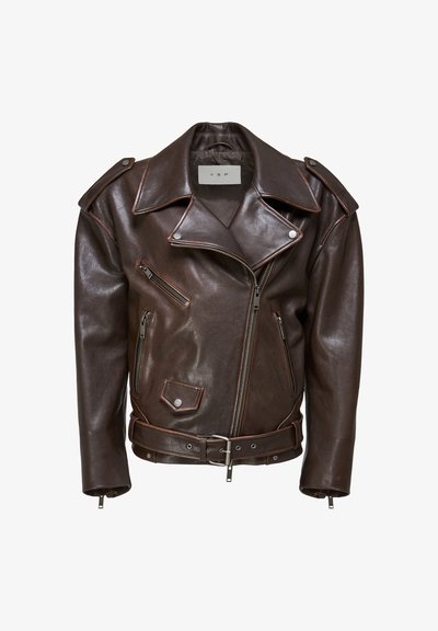 Sötétbarna bőrből készült motoros dzseki széles gallérral, aszimmetrikus elülső cipzárral, cipzáras zsebekkel, patentos zsebbel, vállpántokkal és derékövvel.