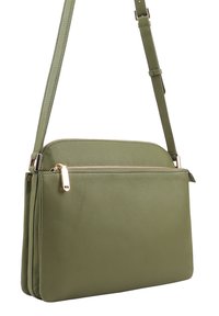 Olijfgroene leren schoudertas met gouden rits en verstelbare band, met twee hoofdcompartimenten en een gestructureerde afwerking.