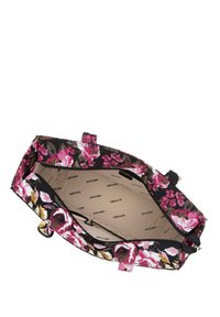 Borsa a spalla floreale con esterno in tessuto nero decorato con rose rosa e verdi. L'interno presenta una fodera color sabbia con il logo "WITTCHEN" ripetuto.