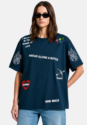 Mira Paris TATTOO CRUSH OVERSIZED ROLL UP TEE 26 NEW - T-shirt imprimé - dark blue
