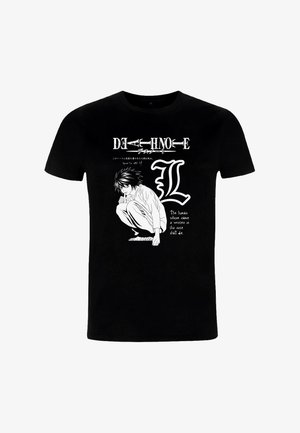 Zwart katoenen T-shirt met een wit beeld van een personage dat hurkt, met tekst erboven en eronder in een gestileerd lettertype, met de details van "Death Note".