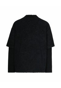 Maglietta nera a maniche lunghe e corte a strati con maniche a costine e dettagli a taglio vivo, mostrata di spalle su uno sfondo bianco.