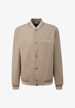 Beige fleece takki, jossa on napitus edessä, ribbaat kaulus ja raidalliset hihansuut. Varustettu harmailla napeilla ja brodeeratulla logolla rinnassa.