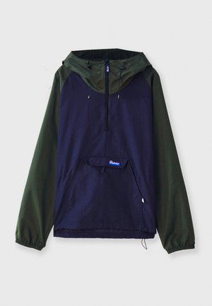 Pullover-Jacke in Dunkelblau und Olivgrün. Verfügt über eine Vordertasche, Kapuze und elastische Bündchen, hergestellt aus leichtem, strapazierfähigem Material.