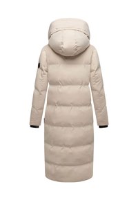 Polstret parka-jakke i lys beige med hætte, der har en lige silhuet, lange ærmer og sorte detaljer ved manchetterne.
