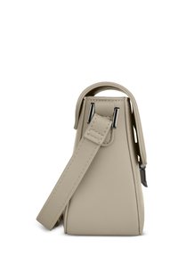 Borsa a mano in pelle beige con un design strutturato, dotata di manico superiore, tracolla regolabile e dettagli in metallo. Forma rettangolare.